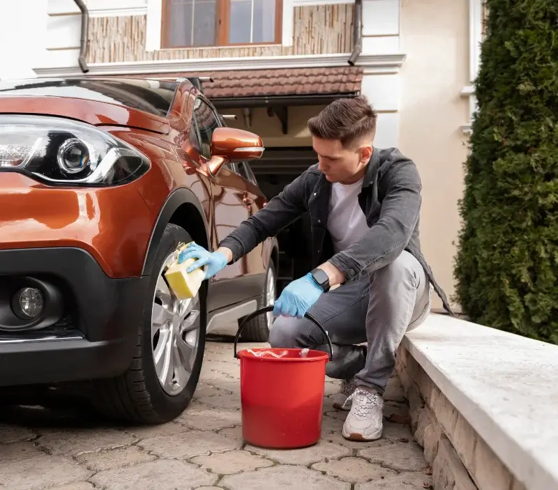 Lavage auto à domicile Laneuville-au-Pont : professionnel intervenant sur un véhicule